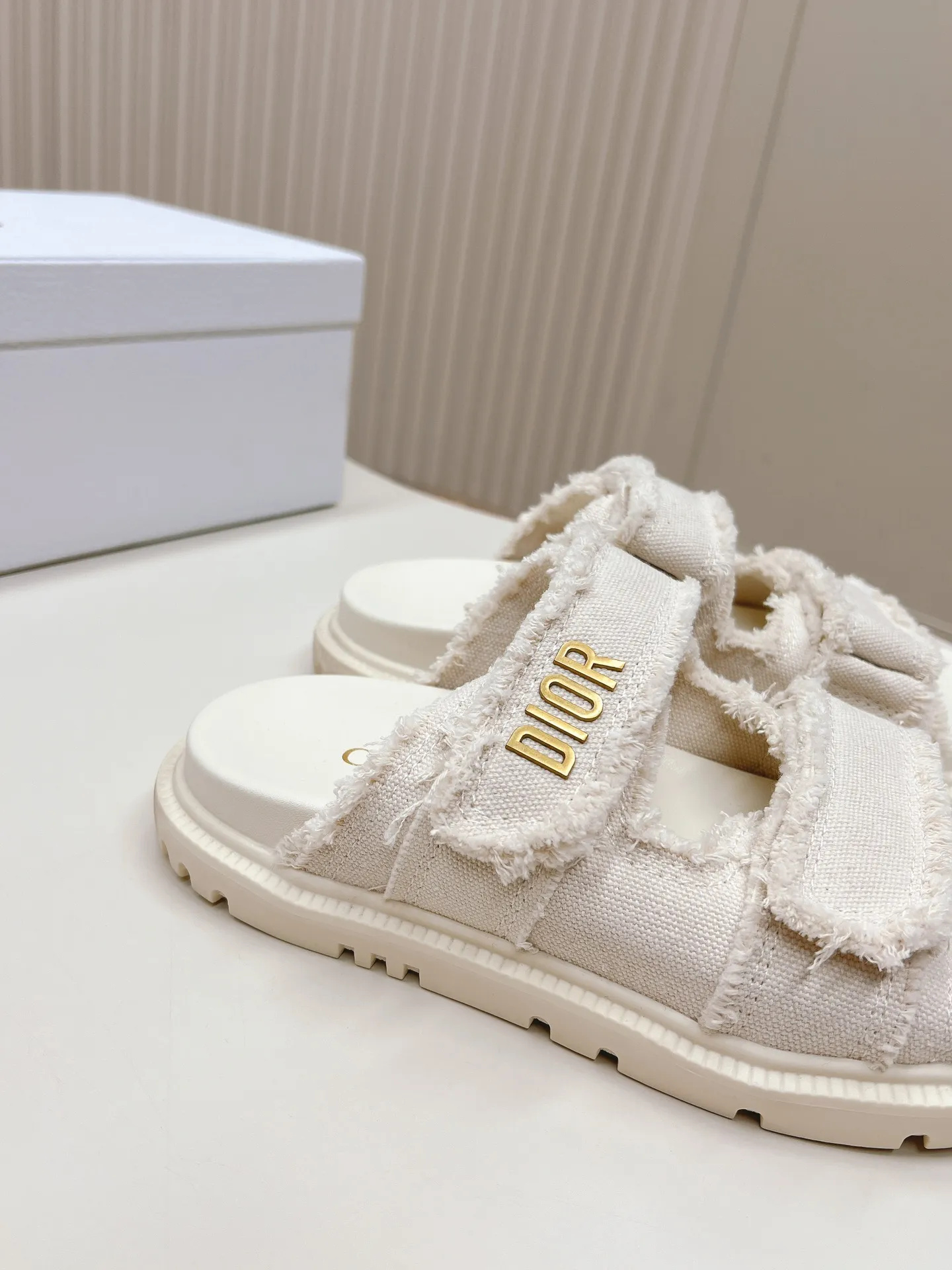 👟👟Ex-factory price 460👟👟 Classic upgrade plus 2024 new colors and the latest fabric Dior Dior classic Velcro sandals and slippers series original replica high version super durable and versatile style very comfortable on the feet, slim and white original cloth upper, original d hardware buckle, original TPU outsole Size: 35-41